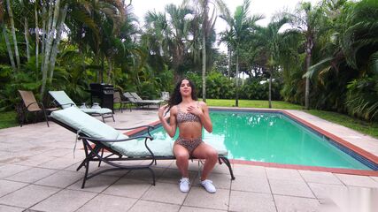 Hot Bikini Babe Gets Off